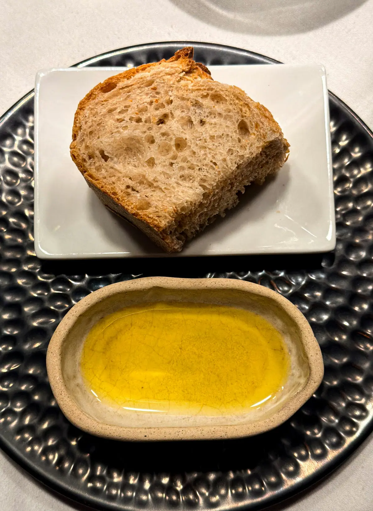 Ekmek dilimi ve bir kâse zeytinyağı